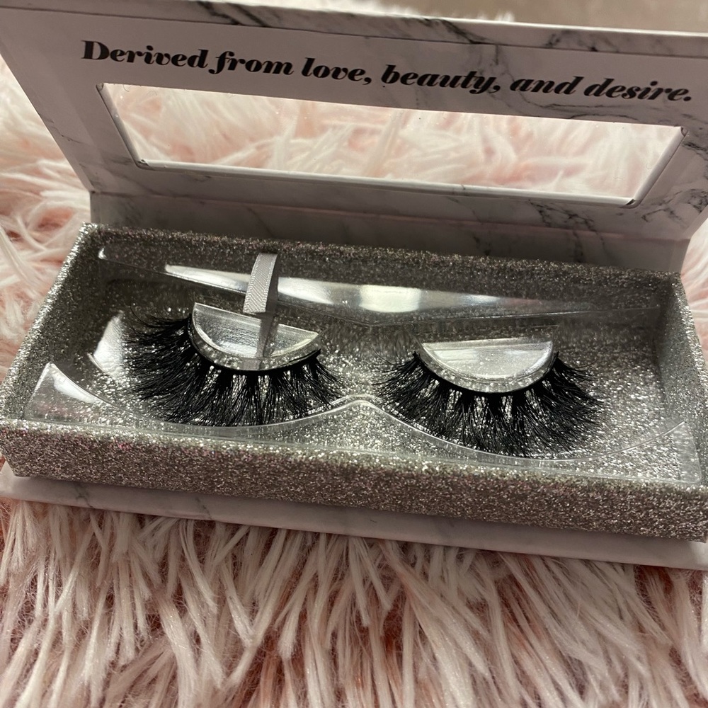 Lashes - Picture 2 of 4